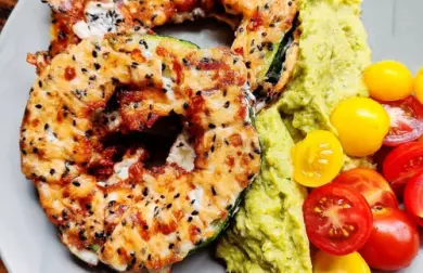 Cuketa v bílkovo-sýrovém těstíčku a brokolicová kaše