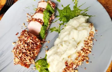 Vepřová panenka v ořechové krustě, květáková kaše, omáčka z medvědího česneku