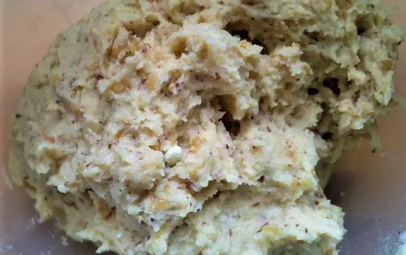 Rozmixujte najemno lněné semínko. Veškeré suroviny smíchejte s kváskem a dobře propracujete - nejlépe hnětačem. Těsto se může zdát zpočátku řidší, ale vytrvejte. Jakmile se těsto začne odlepovat od stěn mísy, ještě chvíli propracujte, pak přikryjte utěrkou a nechte kynout na teplém místě cca 30 - 45min.