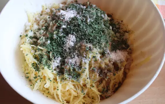 K zemiakom pridáme špaldovú múku, ľanovú kašičku, sójovú zakysanku, všetky koreniny, olej, cesnak a nadrobno nakrájanú cibuľu.