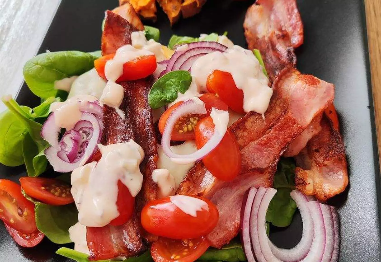 Burger naháč s batátovými hranolkami