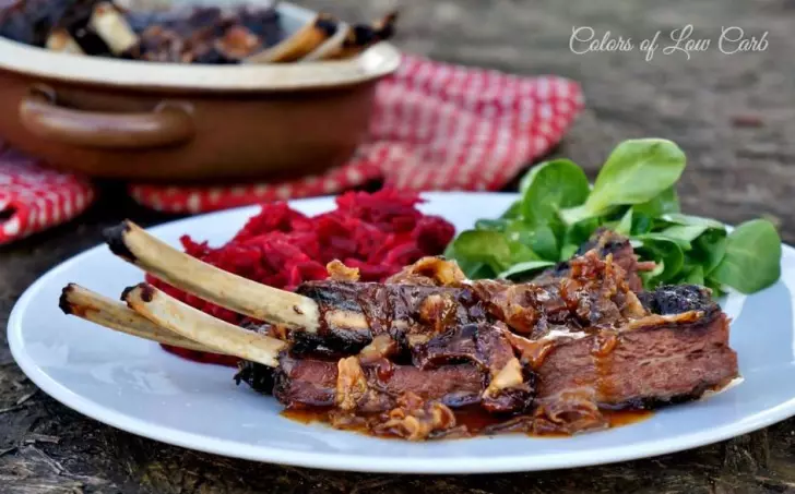 KANČÍ ŽEBRA pečená s pancettou, cibulí a česnekem & "zelí" z kedlubny a červené řepy