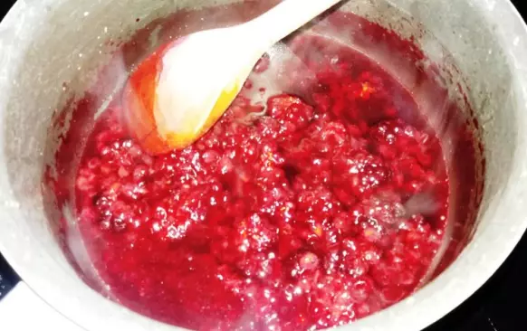 Po upečení vytáhněte z trouby nechte vychladnout.
Jakmile bude cheesecake vychladlý, připravte si želé. Do rendlíčku nasypte ostružiny, podlejte troškou vody a nechte zcela povolit. Přidejte sladidlo dle chuti a ostružiny rozmačkejte. Přisypte lžičku cukrárenského želé a dobře vše promíchejte. Přiveďte k varu a míchejte asi minutu. Pokud by byla směs příliš tuhá, přilijte vodu.