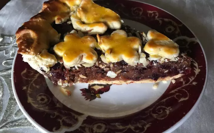 Linecký koláč s hrozinkovou náplní