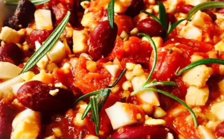 Zapečená pohanka v rajčatové omáčce