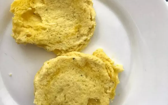 Mozzarellu vyndáme z nálevu. Všechny suroviny smícháme, rozmixujeme tyčovým mixérem v hrníčku a dáme do mikrovlnky na cca 4 minuty.

 Poté vyklopíme (pokud si předtím vymažeme hrnek tukem, půjde to lépe), rozřízneme napůl (nejlépe to jde nití) a opečeme na grilu dozlatova.