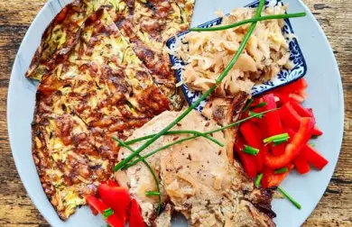 Vepřová pečeně, cukeťák a zelí s křenem