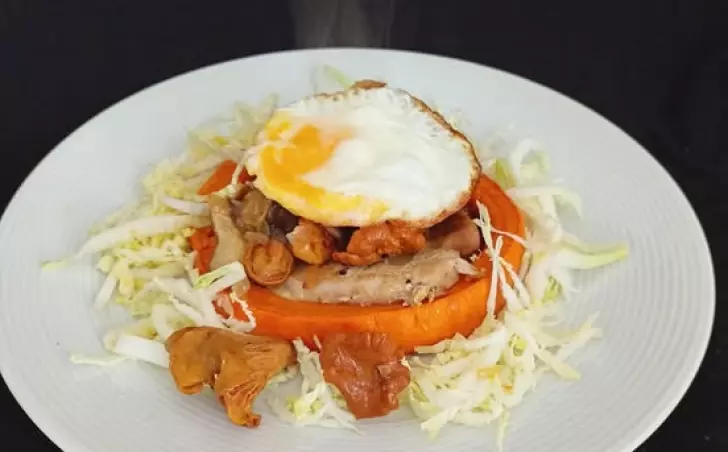 Vepřová kotleta, pečená dýně, restované houby, volské oko