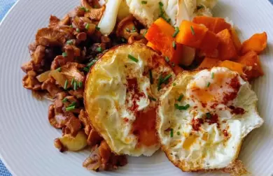 Lišky na špeku, pečená dýně s květákem a volská oka