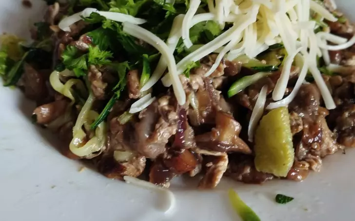 Cuketové nudle s houbami