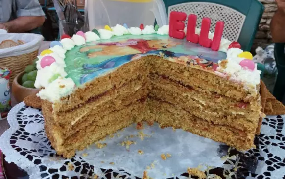 Poznámka

Budete-li chtít medovník trochu odlehčit, doporučuji vyměnit máslový krém za tvaroh se salkem. Medovník je dobré dělat den předem, aby se dobře proležel, ale nemáte-li příležitost, dopřejte mu alespoň pár hodin a bude také dobrý. Měkký je určitě.