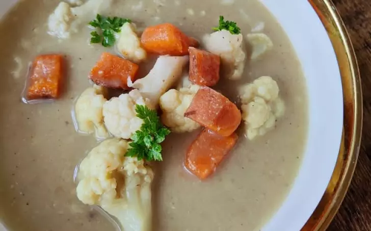 Květáková polévka s batátem