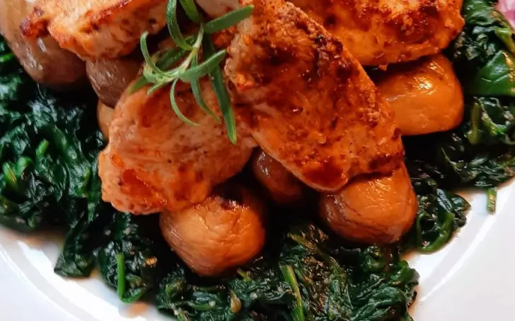 Kuřecí plátky + hnědé žampiony na špenátovém lůžku