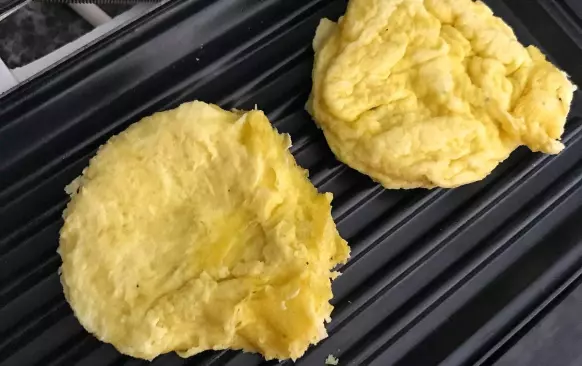 Mozzarellu vyndáme z nálevu. Všechny suroviny smícháme, rozmixujeme tyčovým mixérem v hrníčku a dáme do mikrovlnky na cca 4 minuty.

 Poté vyklopíme (pokud si předtím vymažeme hrnek tukem, půjde to lépe), rozřízneme napůl (nejlépe to jde nití) a opečeme na grilu dozlatova.