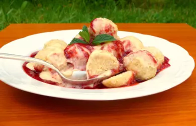 Jáhlové knedlíčky s ovesnými vločkami, jahodovým rozvarem a kešu vanilkovým krémem