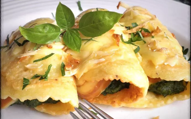 JÁHLOVÉ LÍVANEČKY SE ŠPENÁTEM A UZENÝM SÝREM