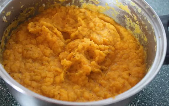 Ponorným mixérom vymixujeme zeleninu so šošovicou a troškou tekutiny na pyré. Pozor, aby tekutiny nebolo priveľa a namiesto pyré nevznikla krémová polievka.
Vzniknuté pyré ochutíme morskou soľou, droždím, muškátovým orieškom, provence bylinkami, rascou, pretlačeným cesnakom a olivovým olejom.