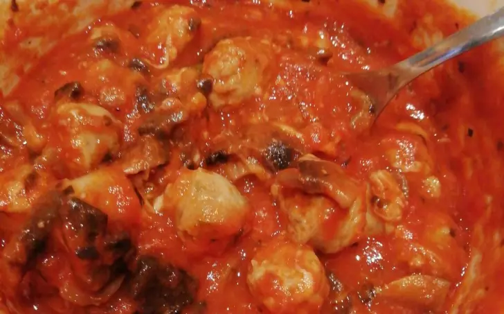 Masové koule se žampiony, cuketou a rajčaty