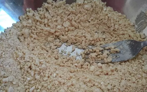 Do moučné směsi nasekejte 35 g másla. Třecím nástavcem v robotu a nebo vidličkou do směsi máslo zapracujte - pracujte rychle, aby se suroviny co nejméně zahřály.

Když je mouka s máslem rozemnutá do jemné drobenky, přidejte žloutky i rum a opět zapracujte.

Těsto rychle vyválejte do válečku a rozdělte na 15 stejných dílků. Z nich rychle vytvarujte rohlíčky.