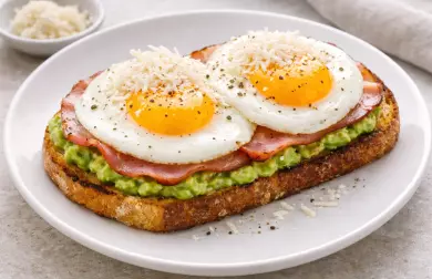 Topinka se šunkou, vejcem a křenem