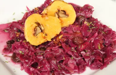 Plnený zemiakovo - hokkaido knedlík bez vajíčka na kapustovo - jabĺčkovej oblohe