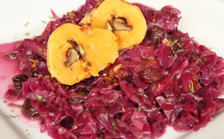 Plnený zemiakovo - hokkaido knedlík bez vajíčka na kapustovo - jabĺčkovej oblohe