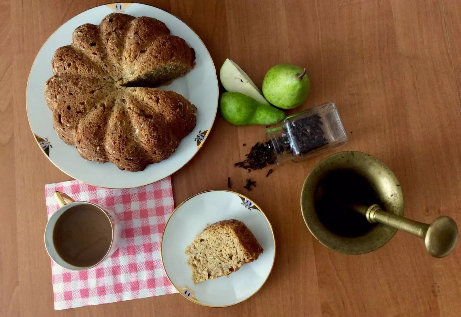 Špaldová bábovka s hruškami a hřebíčkem