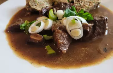 ZVĚŘINOVÝ GULÁŠ S KARLOVARSKÝM KNEDLÍKEM