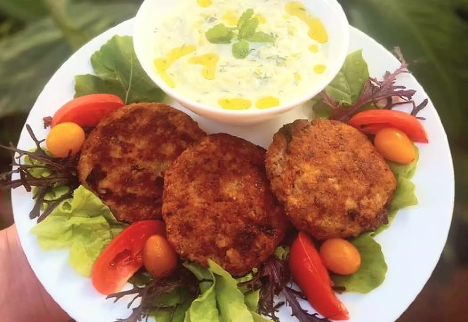 Karbanátky z mletého masa a cukety s tzatziki