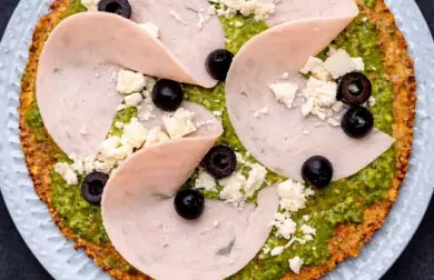 Slaný koláč s bazalkovým pestem