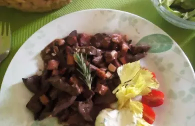 Krůtí játra na slanině a bylinkách, s dipem a jarním salátkem