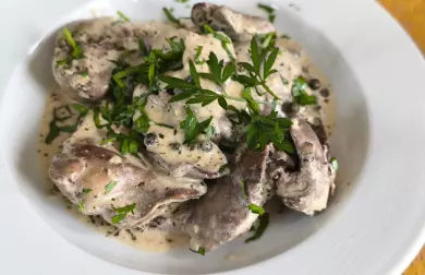 Kuřecí játra ve smetanové omáčce se sýrem a zeleným pepřem