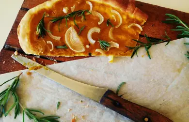 Dýňový flammkuchen s cibulí a rozmarýnem
