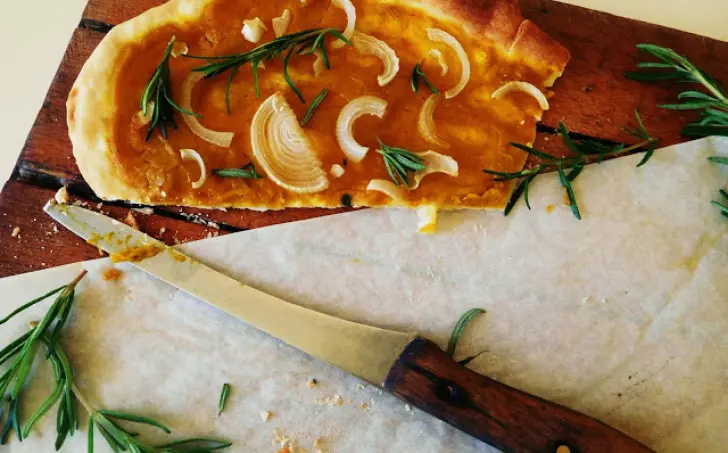 Dýňový flammkuchen s cibulí a rozmarýnem