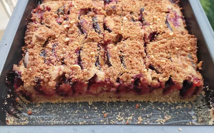 Arašídový koláč s ovocem bez lepku, bez cukru a bez oleje