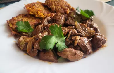 KUŘECÍ JÁTRA SE ŽAMPIONY A PLACIČKAMI