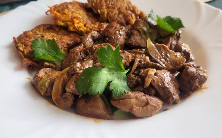 KUŘECÍ JÁTRA SE ŽAMPIONY A PLACIČKAMI