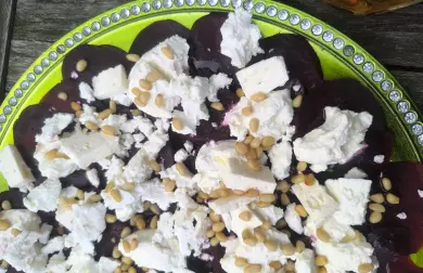 Salát z červené řepy a fety s fenyklem a piniovými oříšky