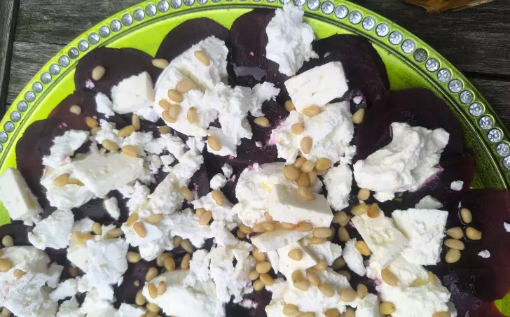 Salát z červené řepy a fety s fenyklem a piniovými oříšky