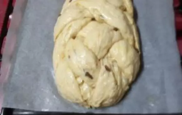 Udělej si kvásek z 5 dkg droždí, trochu smetany, cukru a nech vykynouti. Pak přidej k němu zbytek mouky, vejce, žloutek, cukru a sekanou kůru z 1/2 citronu.
Promíchej vše dobře a vytluc těsto, až povstanou na něm puchýřky.