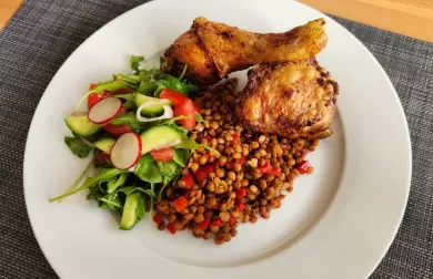 Kuřecí stehno s čočkou a zeleninovým salátem