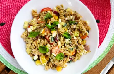 Těstovinový salát s cottage sýrem