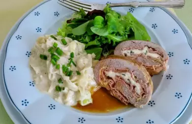 Vepřová panenka plněná slaninou a nivou, smetanový pórek a salát