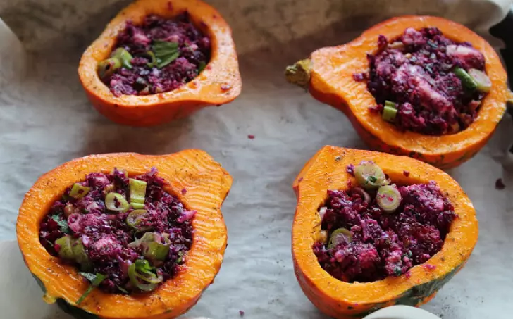 Plnené hokkaido loďky šalátom z červenej kapusty, cvikle a bryndze