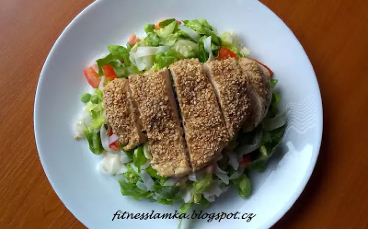 Salát s rýžovými nudlemi a sezamovým kuřátkem