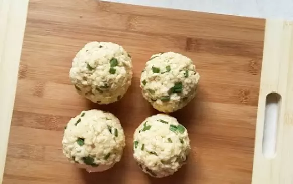 poté na válu vytvarujeme knedlíky (já jsem zvolila kulaté, ale můžete udělat i klasické velké 
         šišky – je to na Vás 