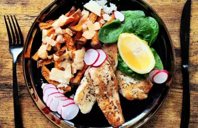 Tilápie nilská a zapečené batátové hranolky s parmazánem