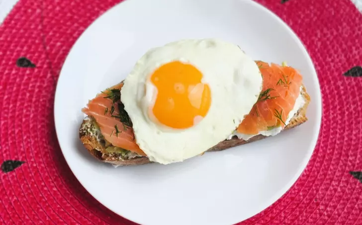 Kváskový chléb s uzeným lososem a vajíčkem