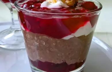 Chia pohár s kakaem, kysanou smetanou a ovocem