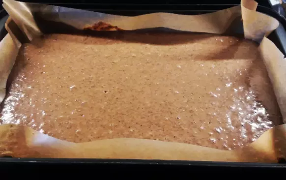 Smícháme si vejce, med a kypřící prášek do pečiva. Poté přisypem kokos, kakao, rozinky a nalijeme mléko. Vše promícháme. Pak přisypem pohankovou mouku a vločky. Když bude těsto tuhé,  můžem přilít mléko. Nakonec nastrouháme půlku čokolády.

Nalejeme do menšího plechu, vyložený pečícím papírem. Pečeme na 180 stupňů 20 minut.